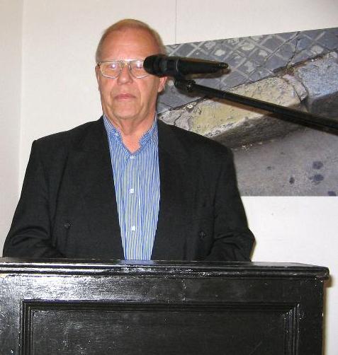 Mr. Jurgen Weichardt, art critic gives a speech